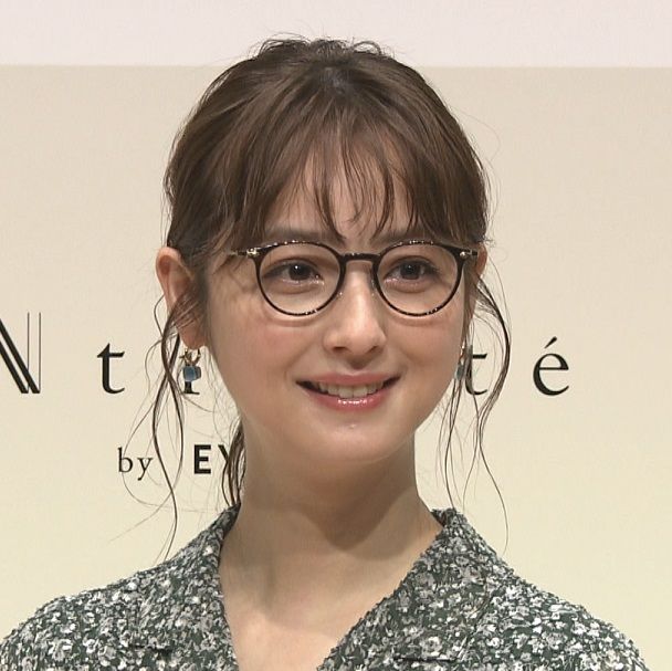 佐々木希、メガネ姿で登場 10代の頃から「メガネをファッションとして