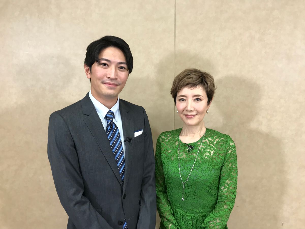 インタビューを終えた、戸田恵子さんと伊藤遼アナウンサー
