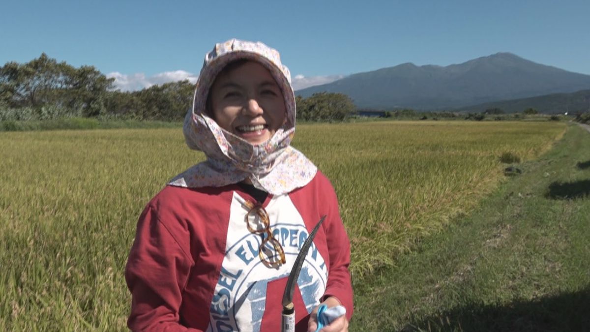 大雨で土砂が流れ込み機械で刈り取りできない酒田市の田んぼ　白崎映美さんらがボランティアで作業