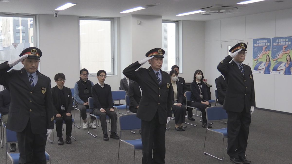 ＪＲ越前たけふ駅の初代駅長が戴帽式に臨む　安全な輸送と地域の発展に決意を示す