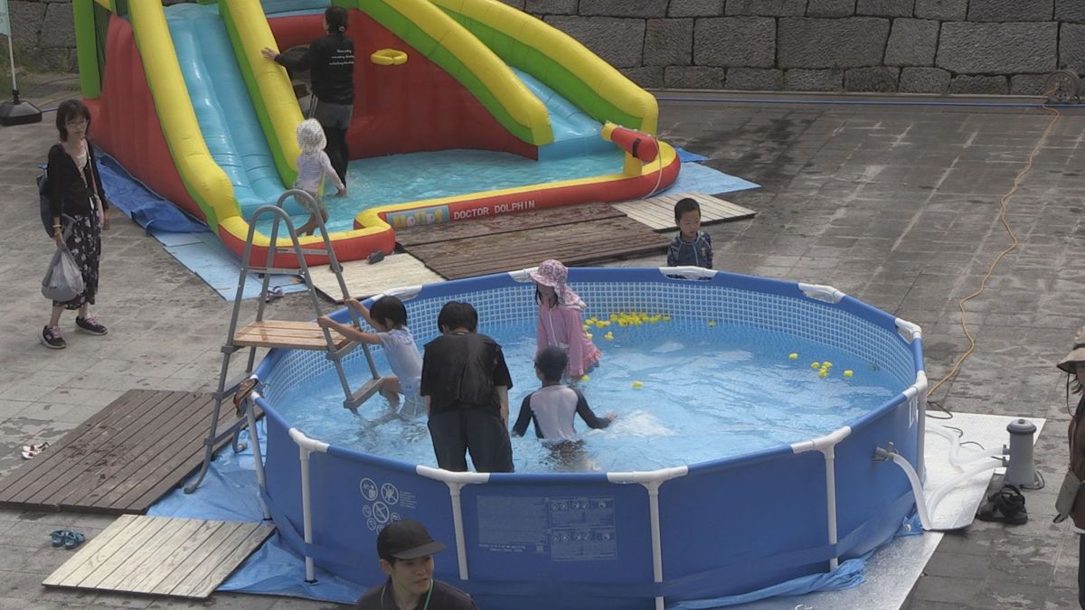 真夏日に水鉄砲バトル白熱　福井市で水道事業100周年記念イベント　夏休みの子どもが水に親しむ