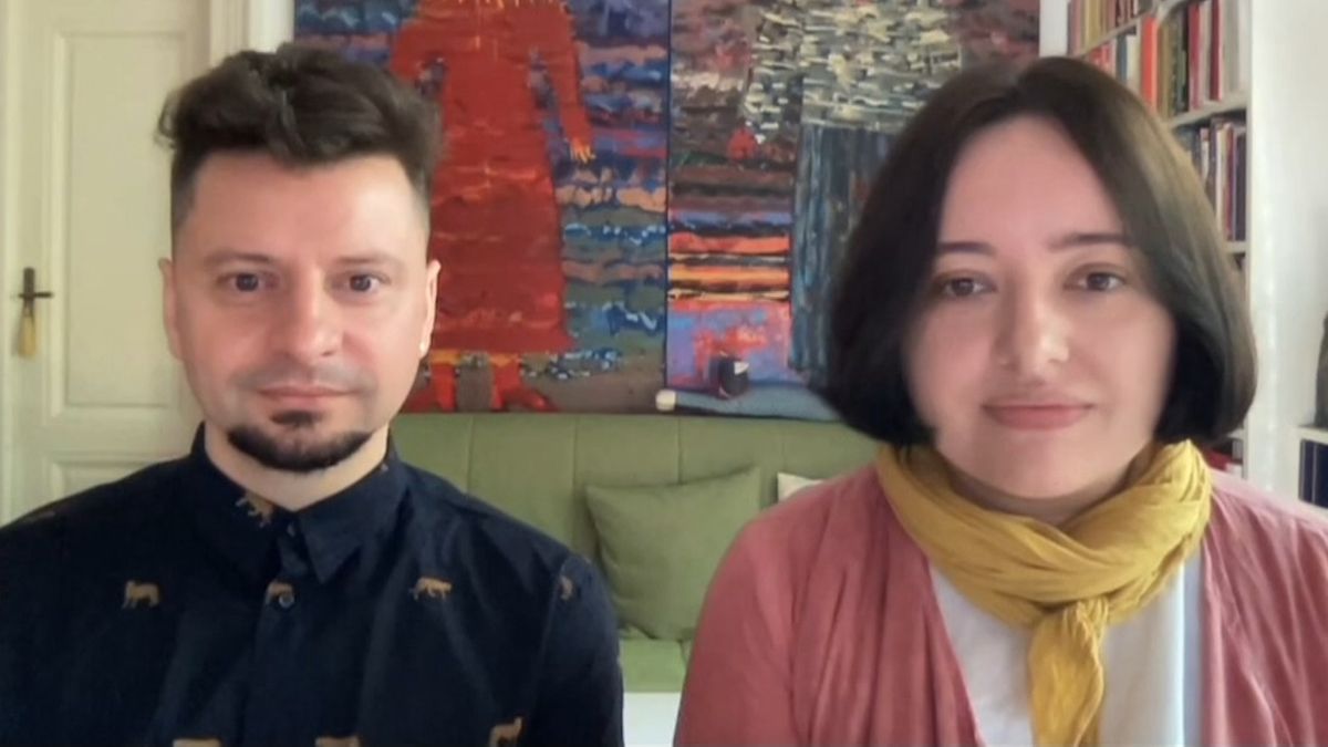 ウクライナからインタビューに答えるロマナさん（右）とアンドリーさん（左）