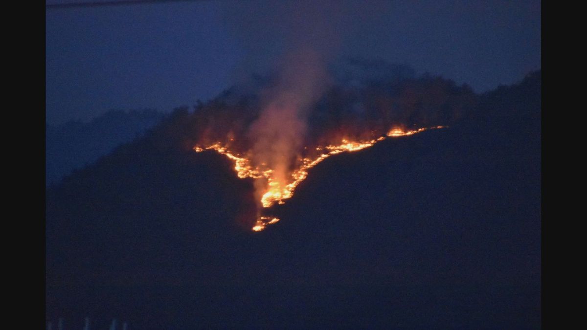 大蔵経寺山の山火事 鎮火めど立たず 山林40ヘクタールを焼失 消火活動続く 山梨