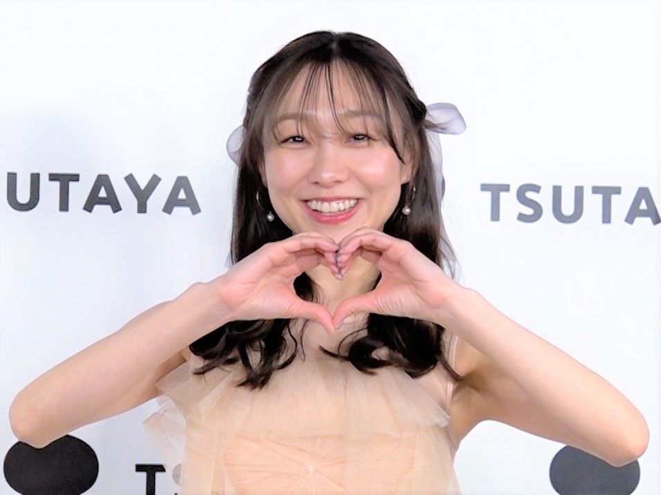 カメラに向かってハートマークを作った須田亜香里さん