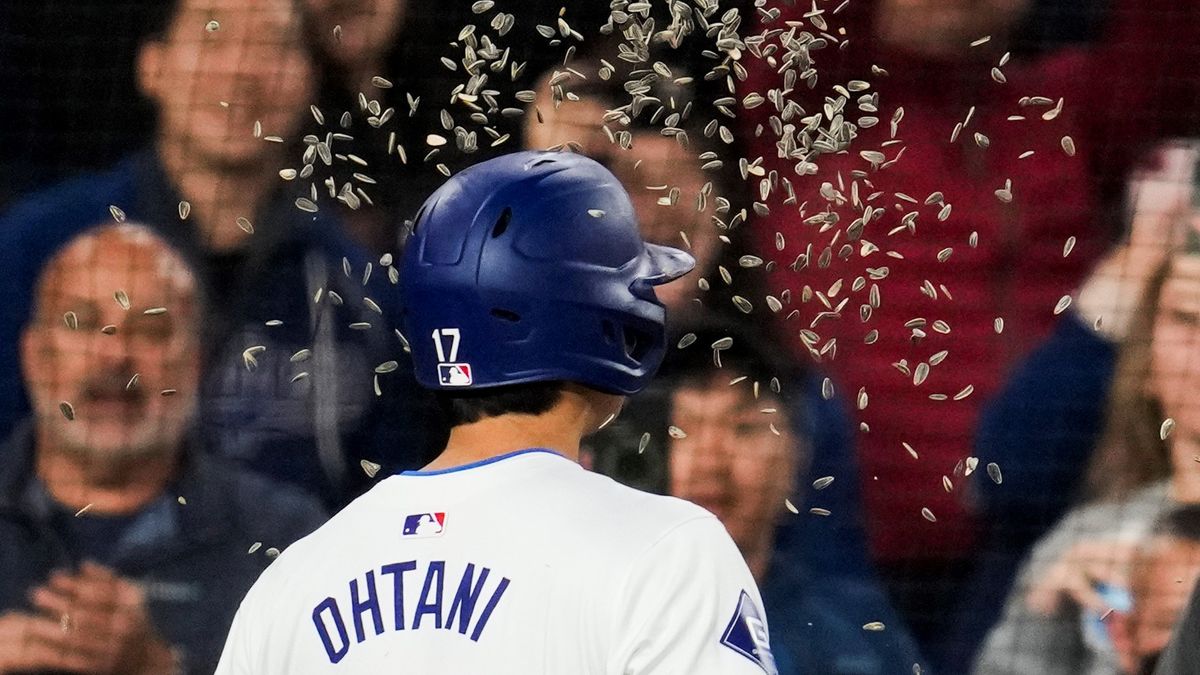 今季第1号を放ち仲間にひまわりの種で祝福された大谷翔平選手(写真：AP/アフロ)