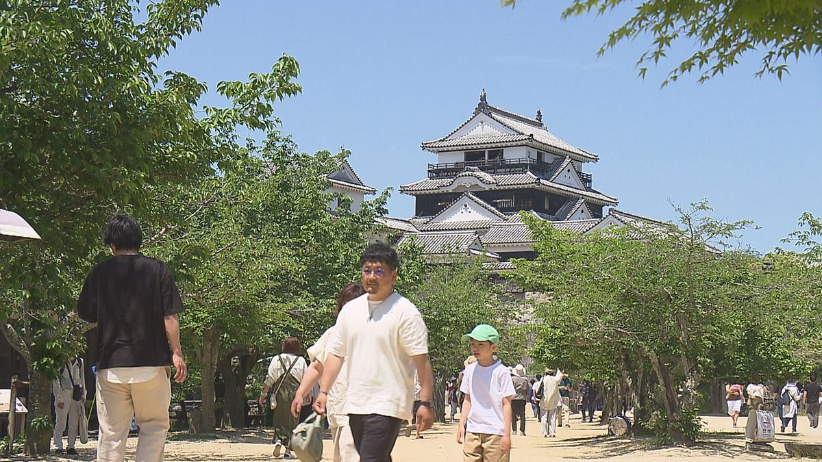 暑い！最高気温は25.6℃　ＧＷ後半の松山城は大賑わい　県内5地点で今年最高気温を更新
