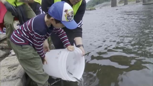 「でっかく、かわいくなってほしい！」　大野川で子どもたちが稚アユ約2000匹を放流　大分