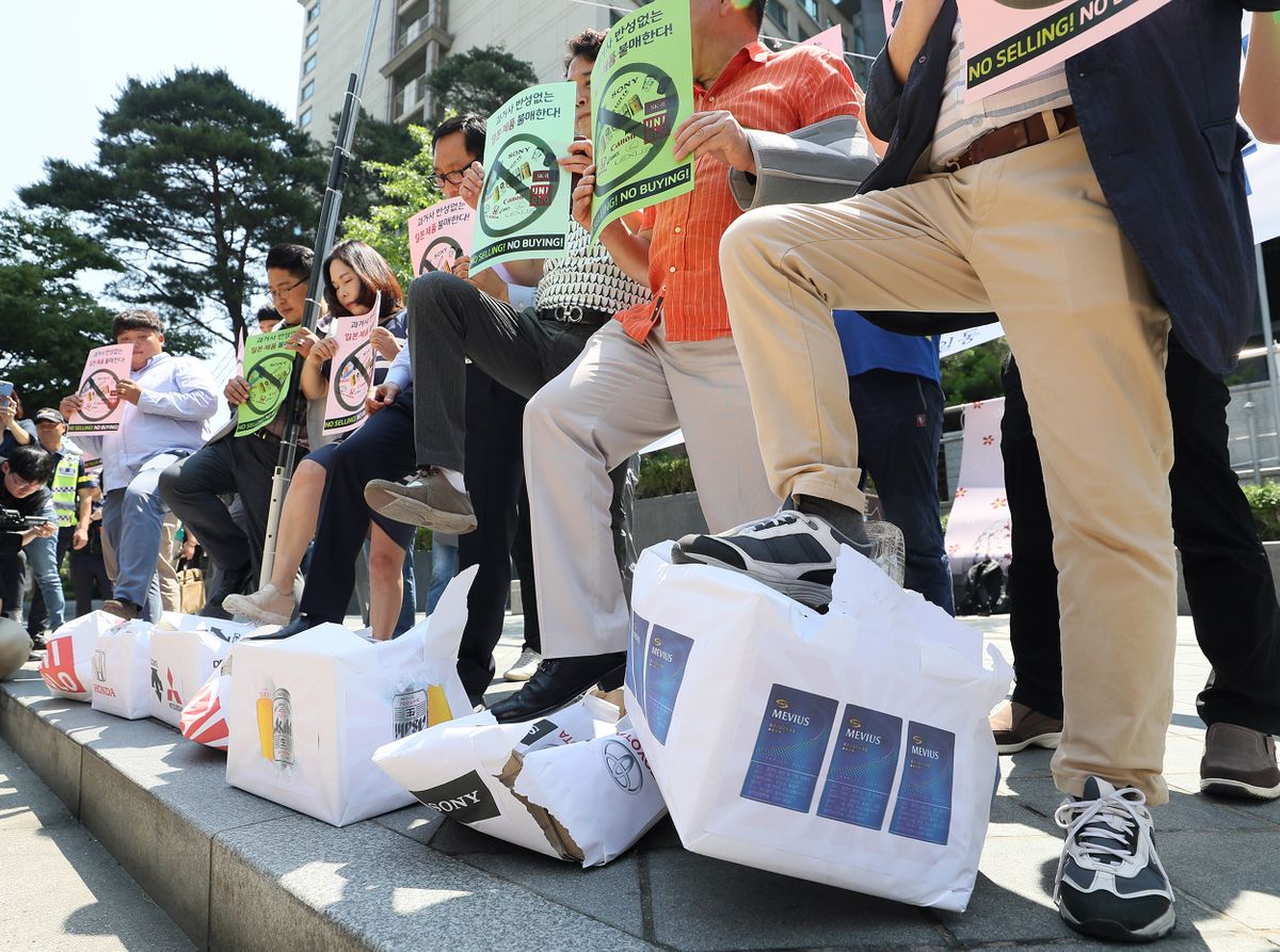 写真：韓国・日本大使館前での抗議デモ　YONHAP NEWS/アフロ