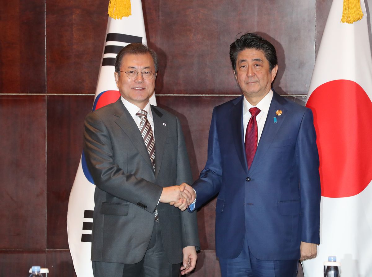 写真：安倍首相と文大統領　YONHAP NEWS/アフロ