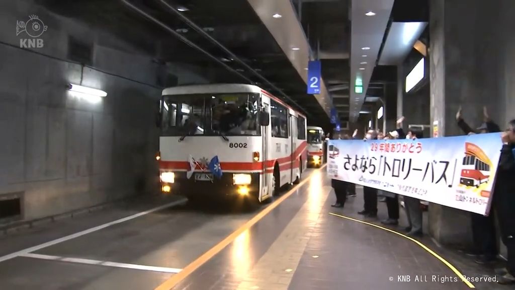 「ありがとう！さようなら」日本最後の立山トンネルトロリーバス　きょうラストラン