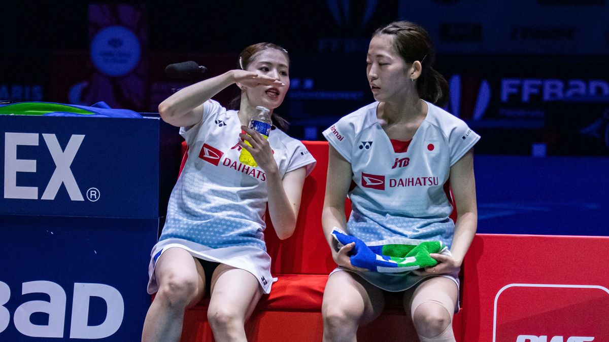 試合中に会話する志田千陽選手(左)と松山奈未選手(右)【写真:アフロ】