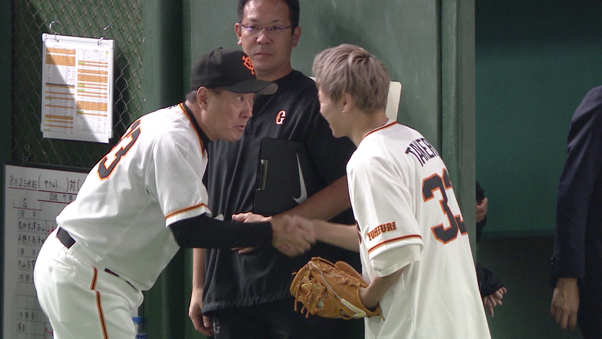 始球式後、原辰徳監督と握手を交わす武尊選手(画像:日テレジータス)