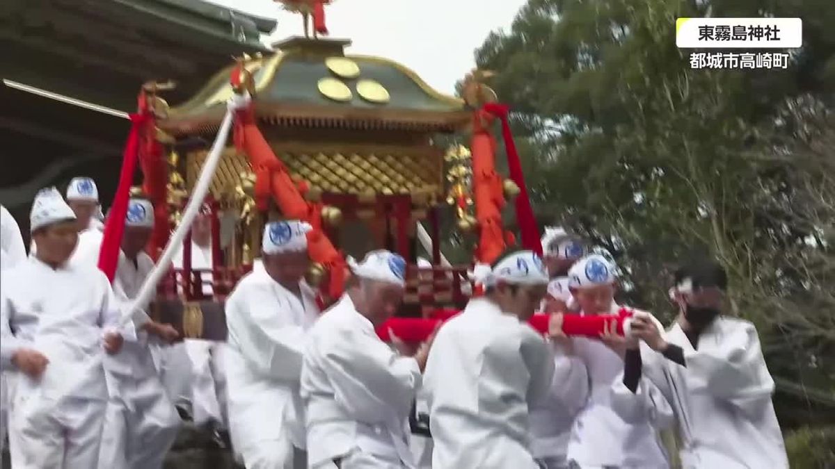 勇壮に浜下り！神輿が階段駆け降りる　都城市の東霧島神社「春の大祭」