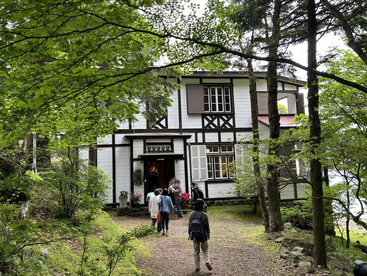 緑に囲まれたベルギー大使館の別荘。右側が中禅寺湖（井上撮影）