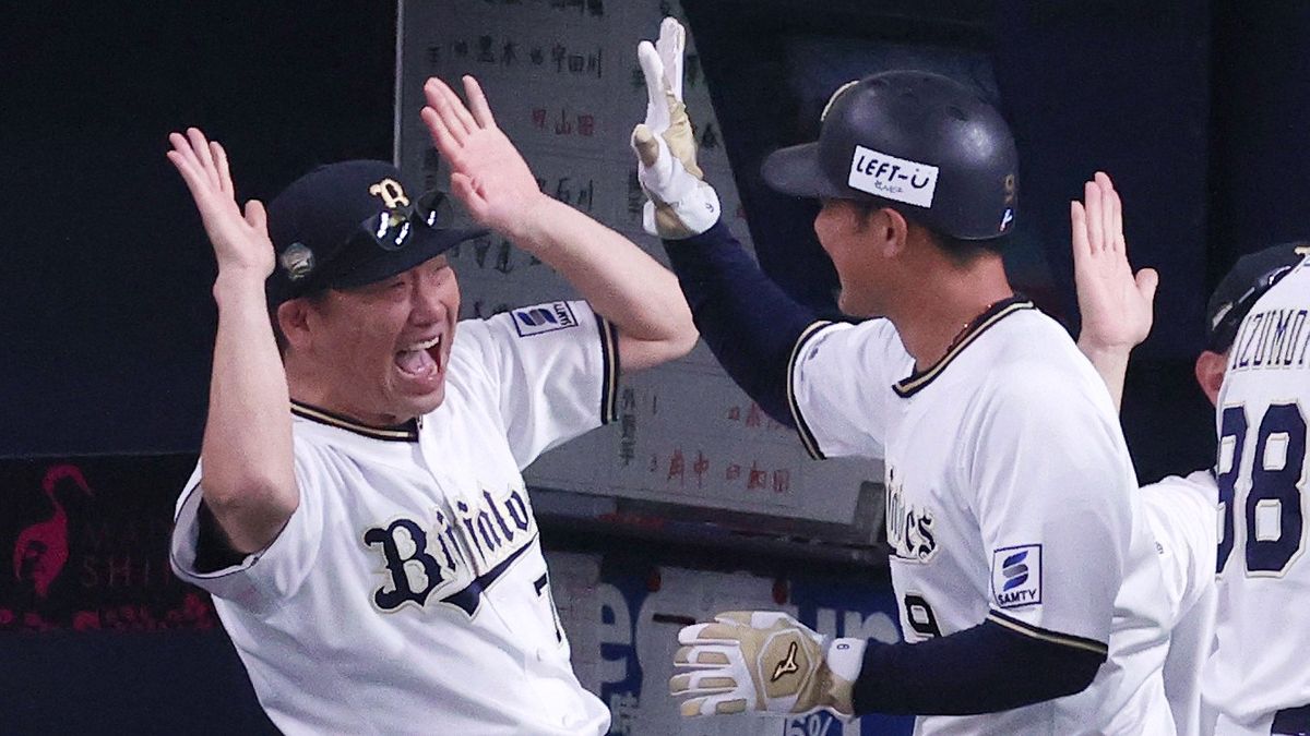 7回に逆転しベンチ前で選手を迎え入れるオリックスの中嶋聡監督