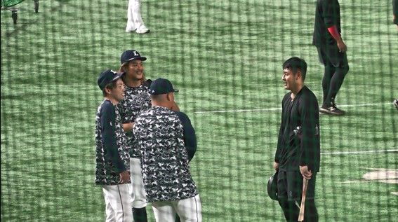 巨人・岡本和真が弟子・渡部健人や侍Jチームメートの源田壮亮と談笑
