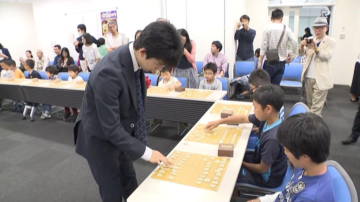 最年少プロ棋士・藤井四段が将棋教室に登場
