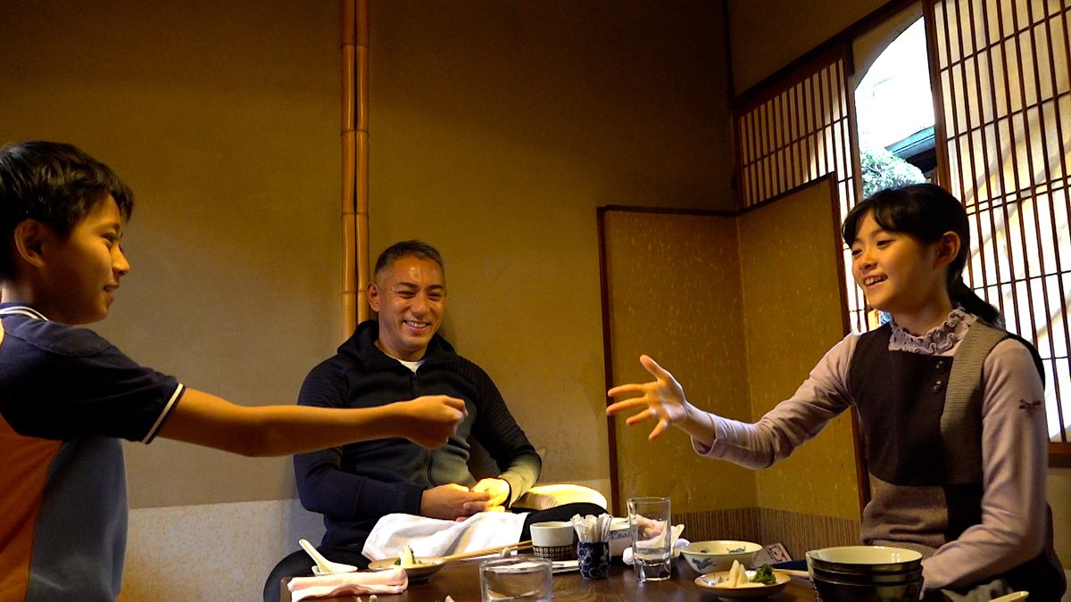 京都で食事を楽しむ3人