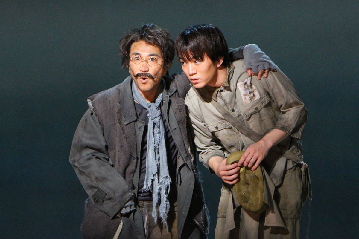 舞台『幽霊はここにいる』フォトコール　左から）八嶋智人さん・神山智洋さん