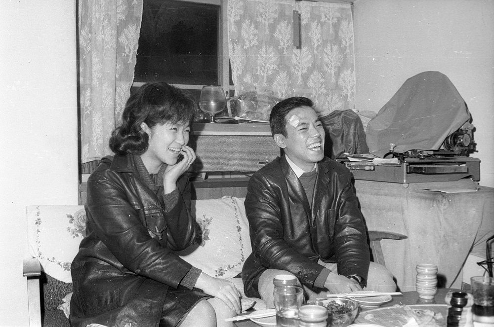 （左から）大山のぶ代さん、夫の砂川啓介さん（1964年撮影）写真：日刊スポーツ/アフロ