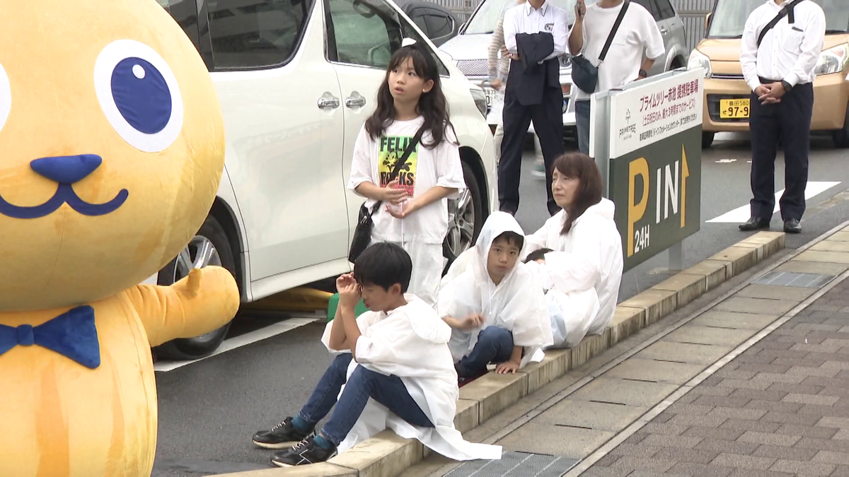 お母さんの演説を聞く杏南ちゃん