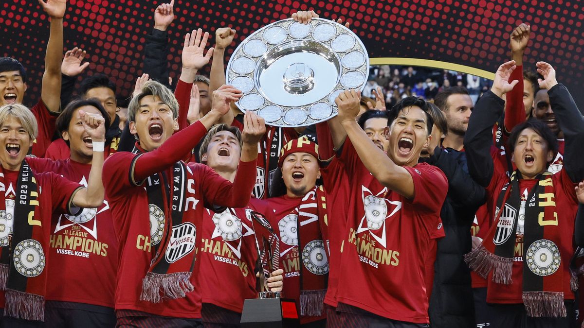 Ｊ１王者に輝きシャーレを掲げる神戸の選手たち（写真：日刊スポーツ/アフロ）