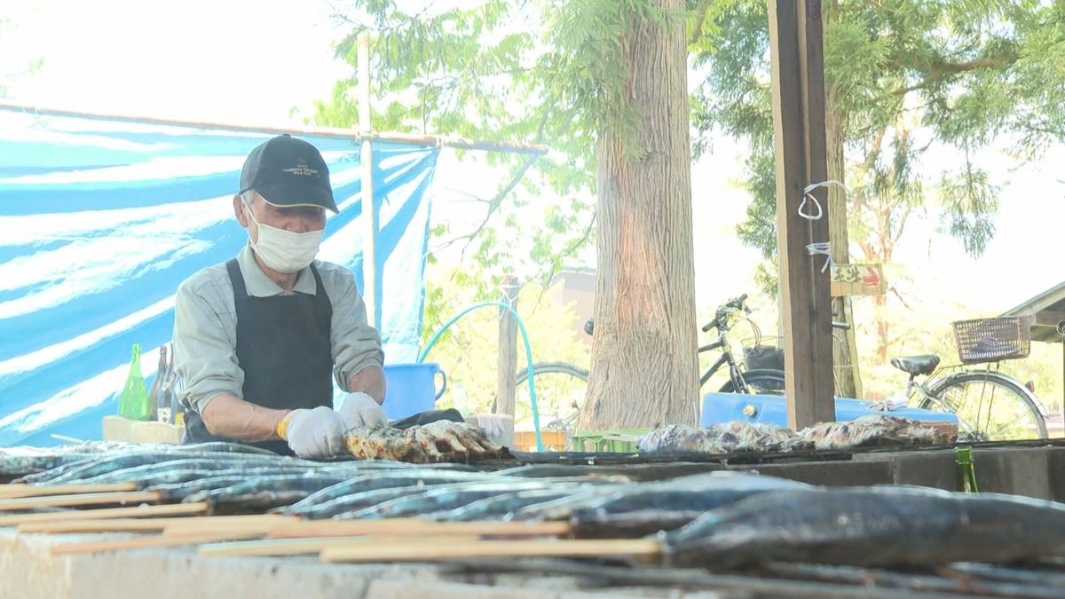 「春を告げる魚」ニシンをいただく　新庄カド焼きまつりが開幕　１匹まるごと炭焼きに