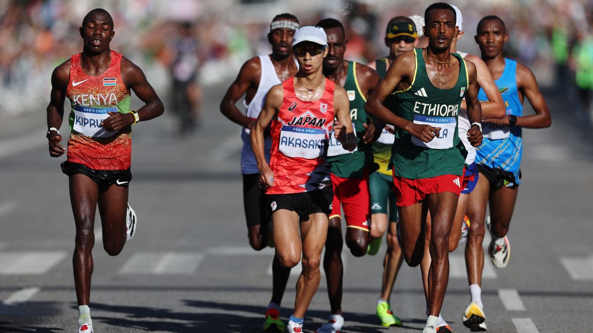 先頭集団で走るマラソンの赤崎暁選手(写真：ロイター/アフロ)