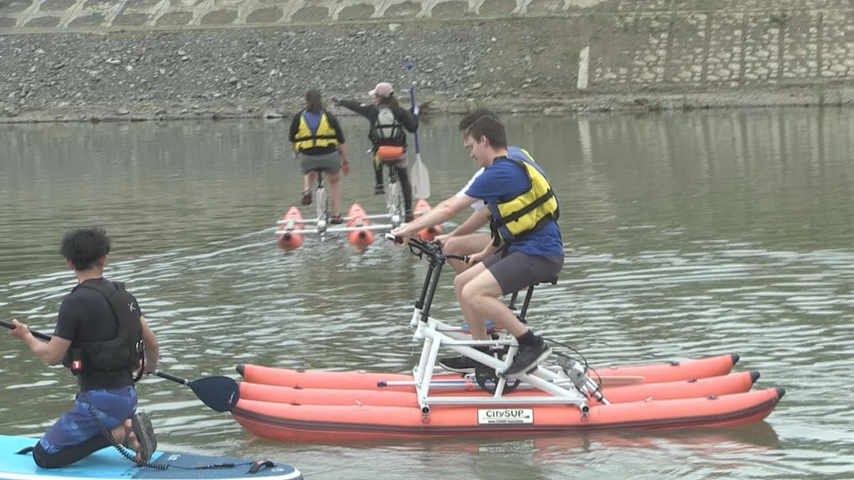 水上アクティビティ満喫　水上自転車やSUP体験　福井市･足羽川「ヨリバ」で初開催