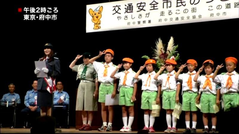 交通安全を呼びかけ　安めぐみさん一日署長