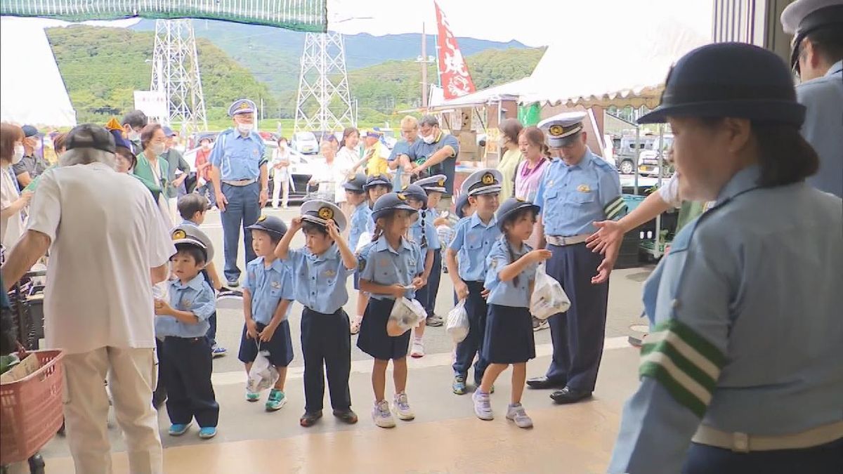 警察官姿の保育園児がナシや反射材を配り 「歩行者の事故なし」キャンペーン　秋の全国交通安全運動に合わせ　愛知・豊川市