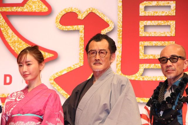 俳優の松本まりかさん(左)、吉田鋼太郎さん(真ん中)、竹中直人さん(右)
