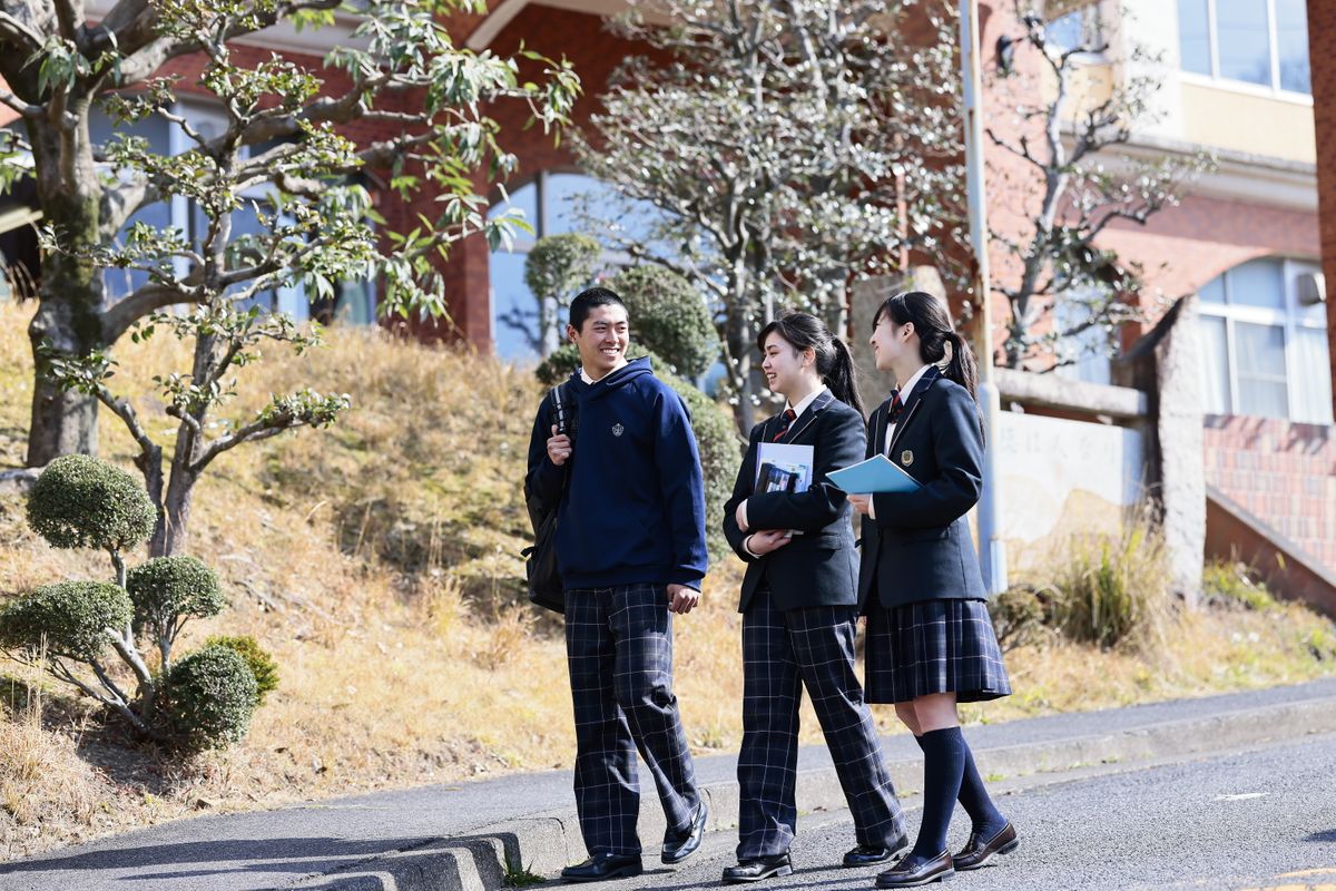 誉高等学校のパーカ制服