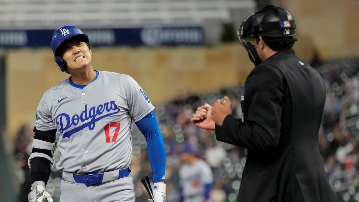 9回の見逃し三振に声を上げた大谷翔平選手(写真:AP/アフロ)