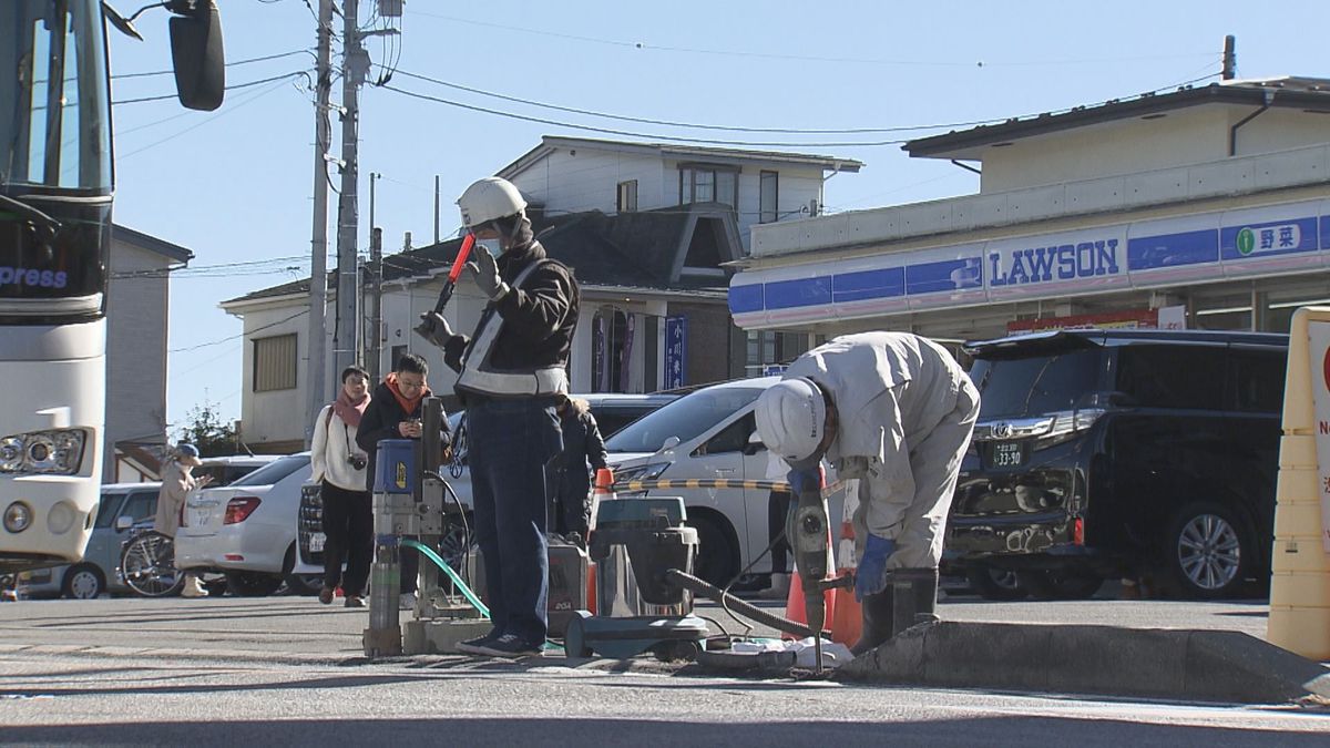 “コンビニ富士山” 店舗側に新たな柵 設置工事始まる 危険な横断対策で 山梨・富士河口湖町