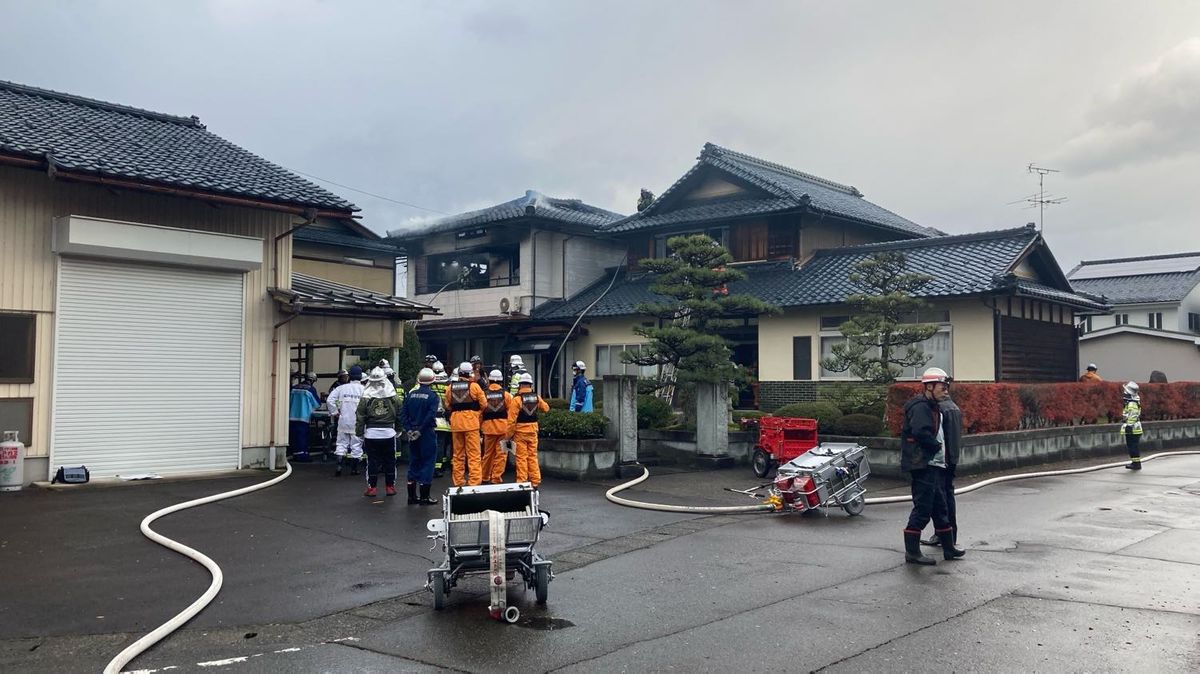 落雷が原因か 瓦屋根には大きな穴 住宅の2階部分焼く火事 福井市種池