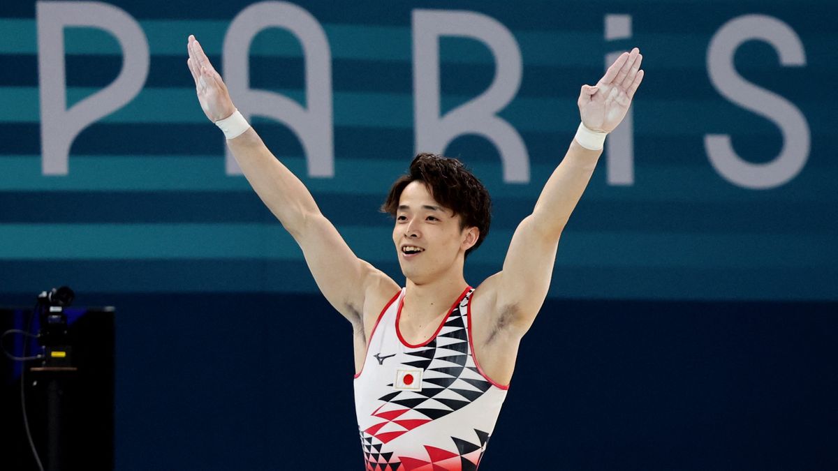 緊張の中でも笑顔を忘れない杉野正尭選手（写真：ロイター／アフロ）