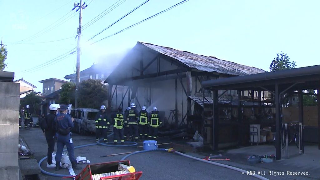 富山市の倉庫で火災