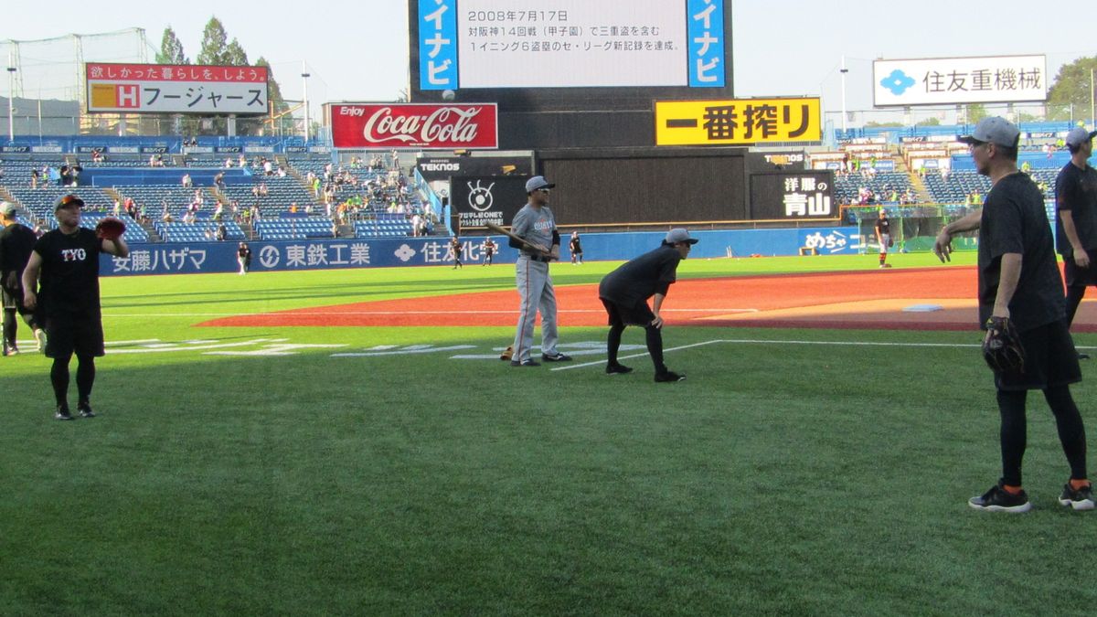 元木大介コーチとキャッチボールする浅野翔吾選手