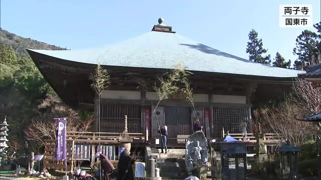 両子寺で年末恒例「すす払い」　新年が良い年でありますようにとの願い込め　大分