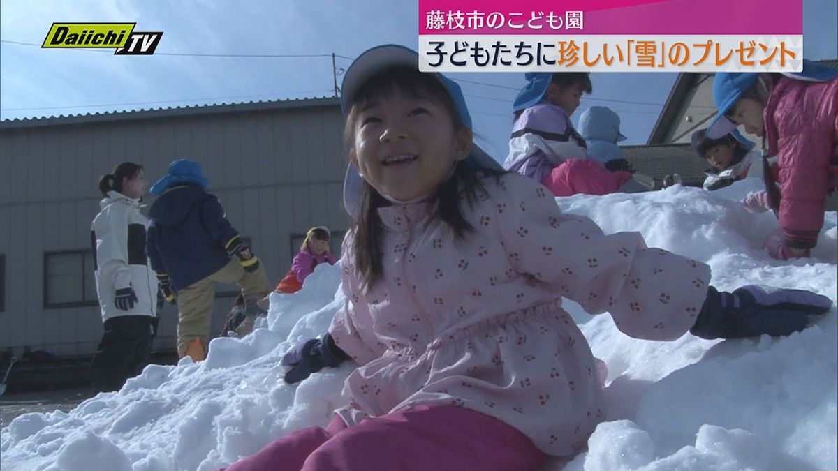 しずおかでは珍しい「雪」に大歓声　NPOからこども園にプレゼント（静岡・藤枝市）