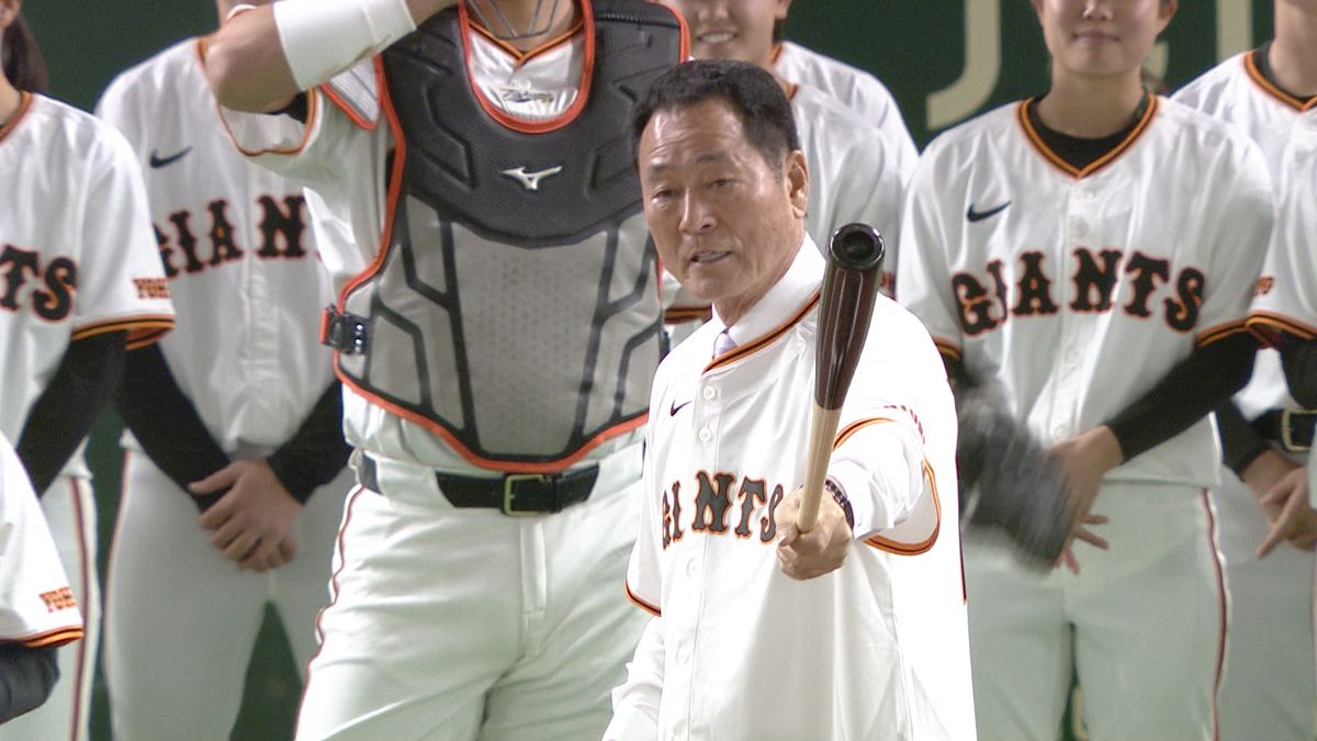 “始球式”でヒヤリ　巨人OB会長・中畑清氏がインコースへの投球に大きくのけぞる　両軍監督も笑顔