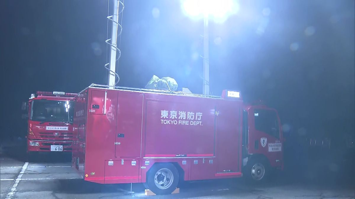 【京消防庁の宿営地で明かりを供給する照明電源車】