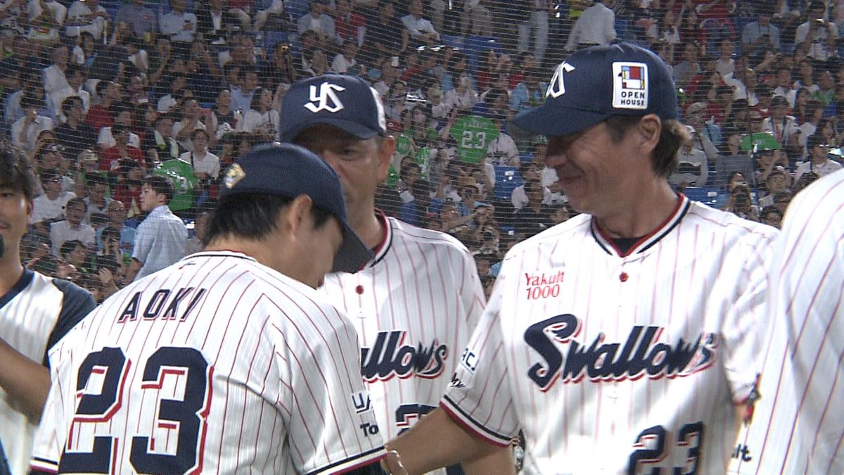 試合後の高津臣吾監督と青木宣親選手