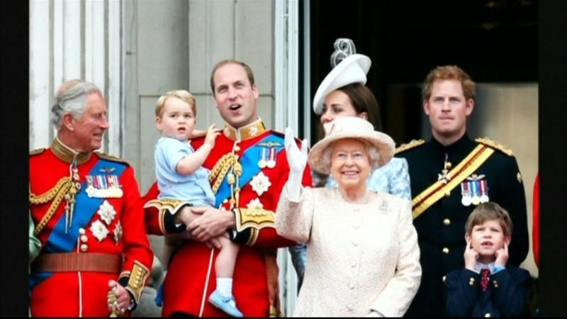 ジョージ王子も…英王室４世代初そろい踏み