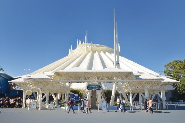 1983年開園時から人気の『スペース・マウンテン』 (c)Disney