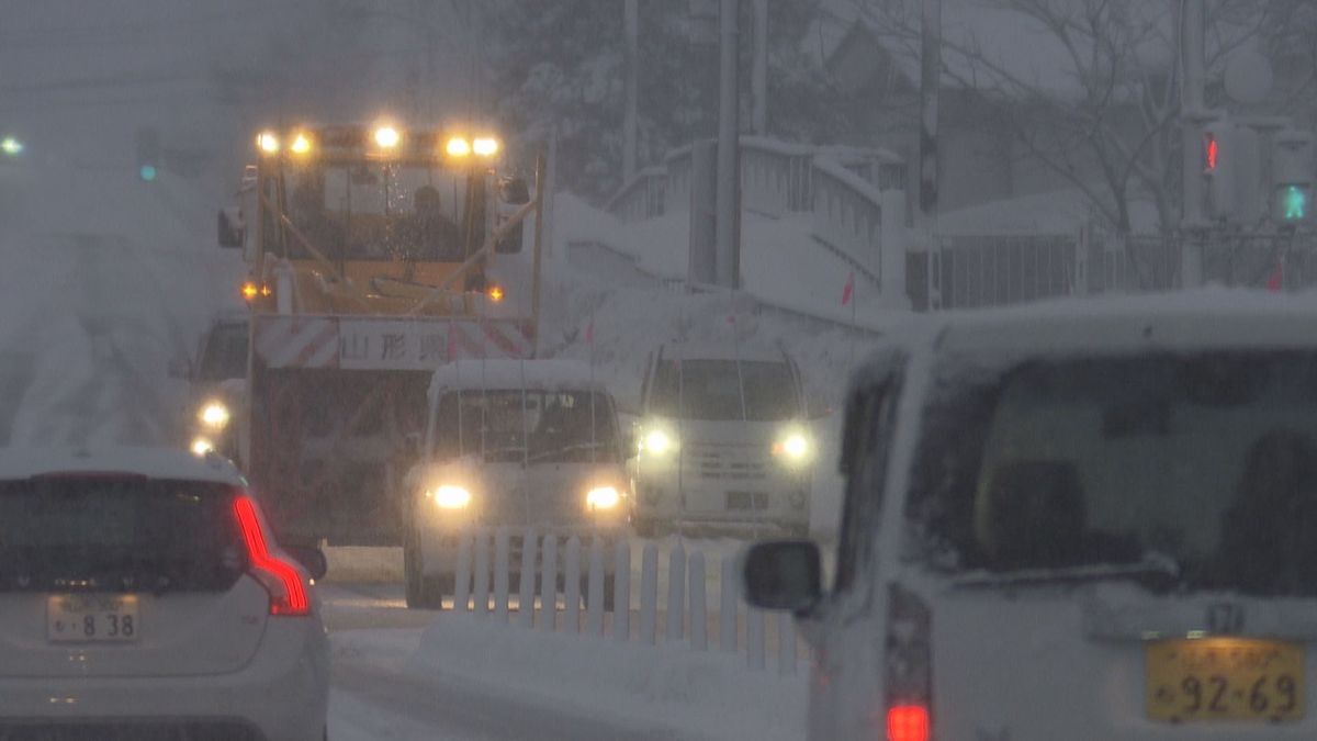 山形県内28日も強い冬型の気圧配置続く　交通機関に乱れ　局地的に雪の降り方強まる所も