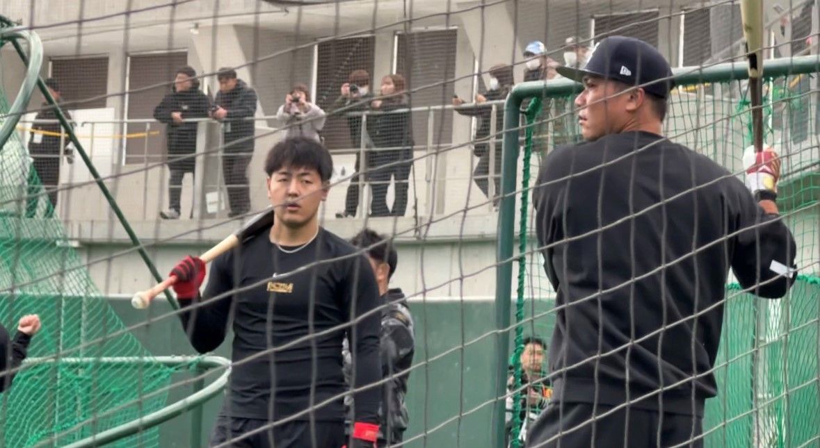 坂本勇人選手と打撃について話し合っていた岡本和真選手