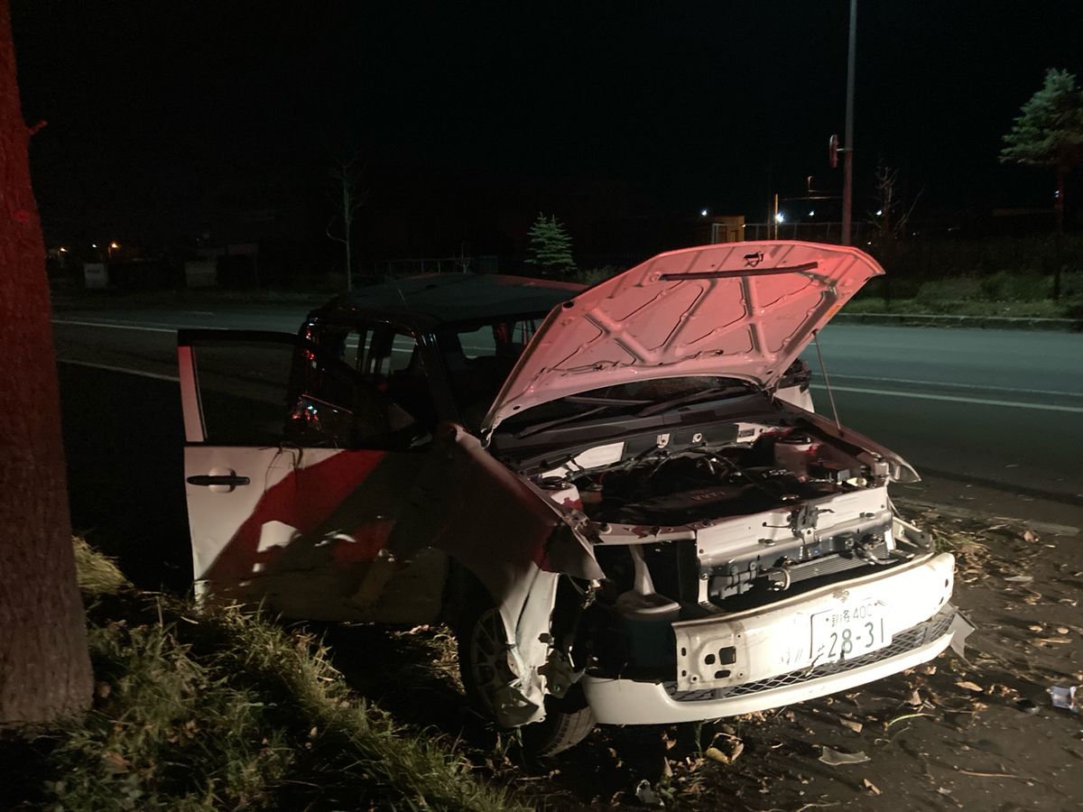 街路樹などにぶつかり車が大破 運転手の男性からはアルコールのにおいも 北海道釧路市