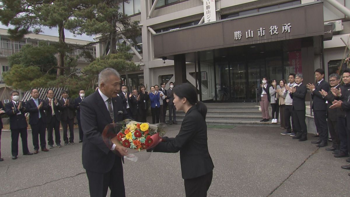 2期目の市政運営スタート　勝山市･水上市長「市民に丁寧に説明していく」　観光産業の推進や新中学校建設　職員に迎えられ初登庁